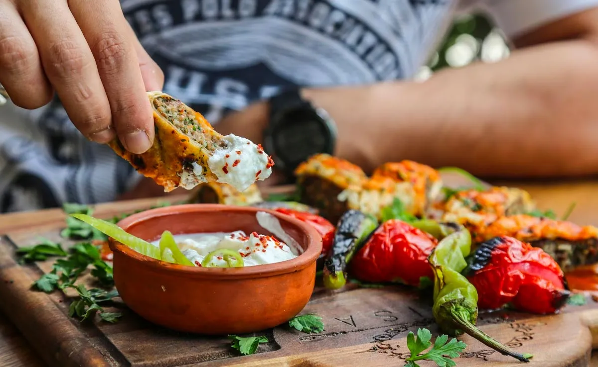 HANDS-ON FOOD EXPERIENCES